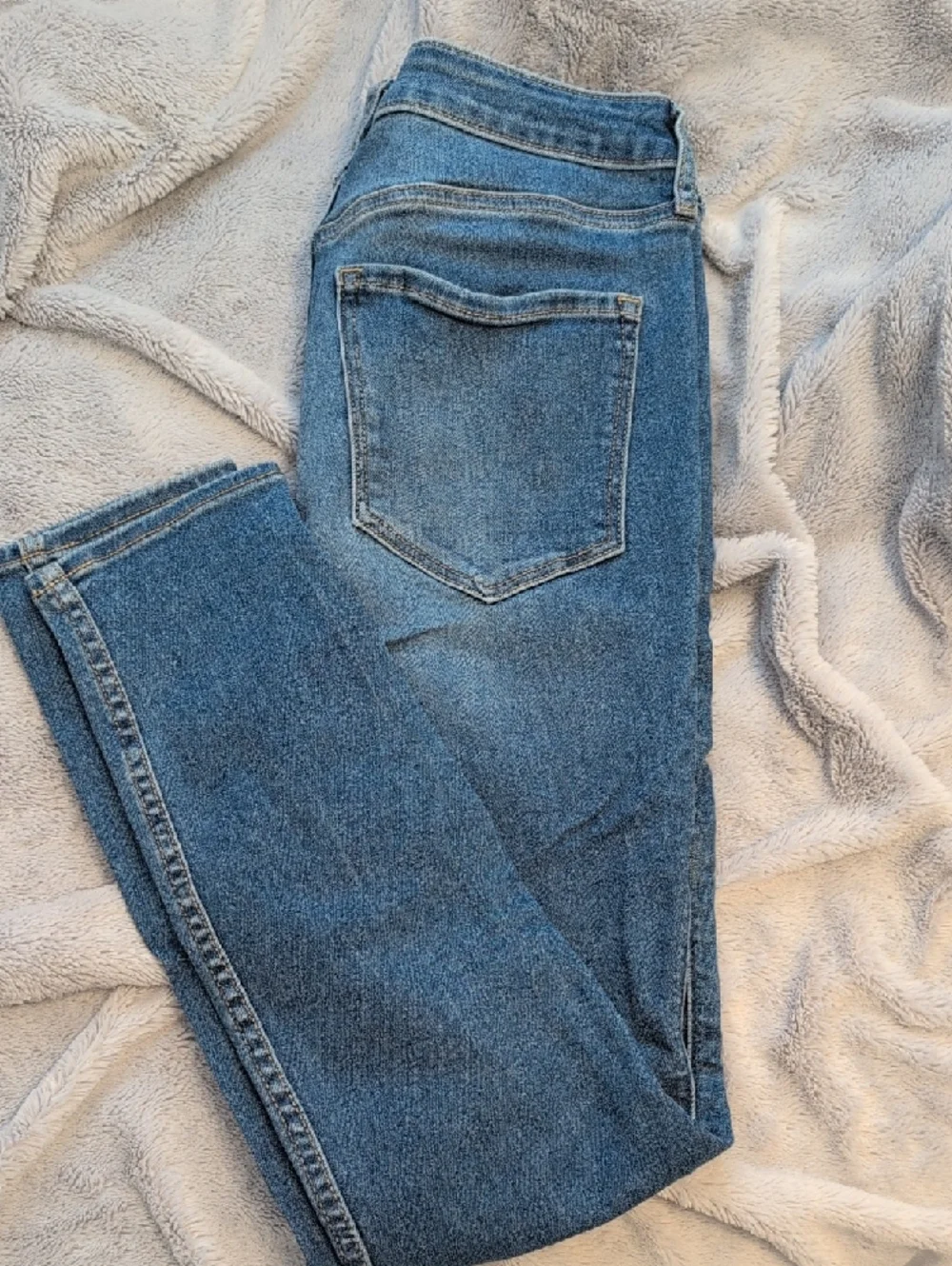Old Navy Rockstar Super Skinny Jeans - Picture 3 of 3